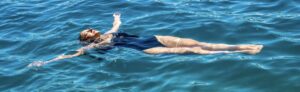 海に浮かびタラソテラピーを受ける女性